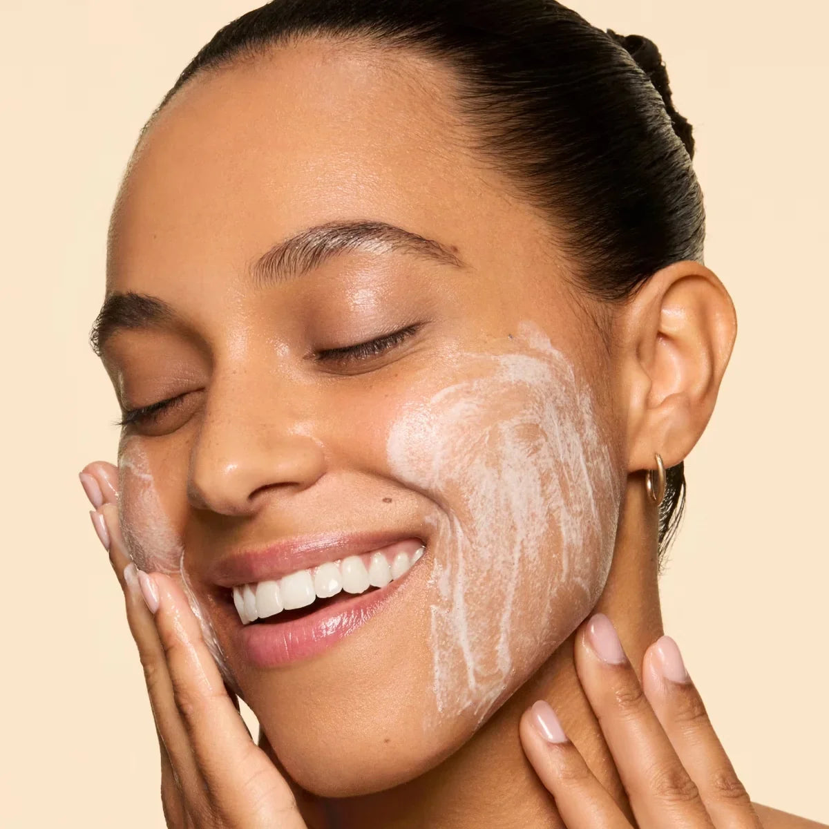 Honest Beauty Sensitive Skin Calming Cream Cleanser with Hyaluronic and Amino Acids - 4 fl oz